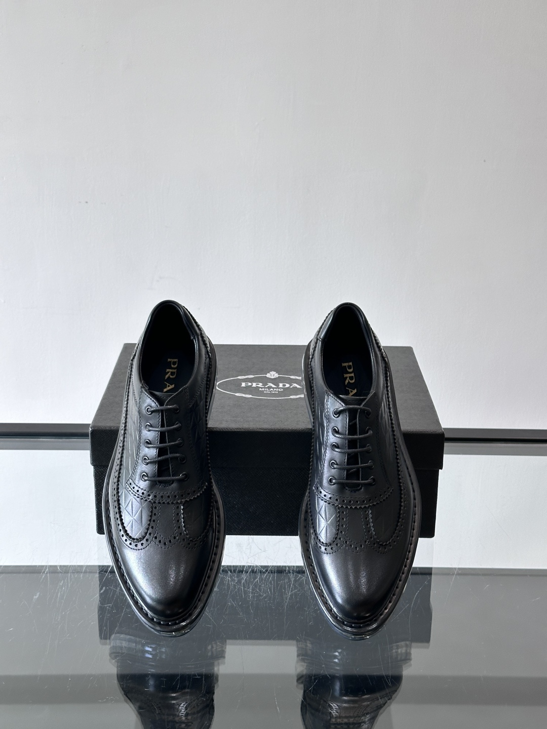 PRAD*新款气垫底皮革运动休闲鞋，经典系列重释，打造现代简约设计，诸如此款运动鞋，藉由混搭风格映现品牌