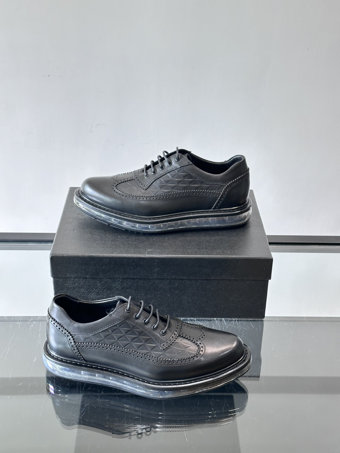 PRAD*新款气垫底皮革运动休闲鞋，经典系列重释，打造现代简约设计，诸如此款运动鞋，藉由混搭风格映现品牌