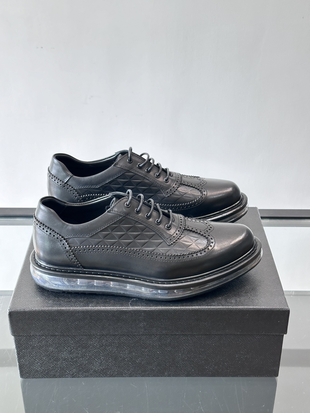 PRAD*新款气垫底皮革运动休闲鞋，经典系列重释，打造现代简约设计，诸如此款运动鞋，藉由混搭风格映现品牌