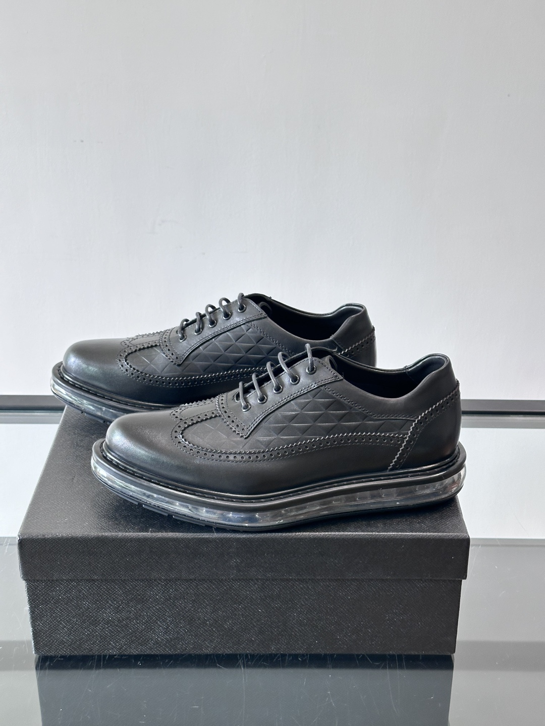 PRAD*新款气垫底皮革运动休闲鞋，经典系列重释，打造现代简约设计，诸如此款运动鞋，藉由混搭风格映现品牌