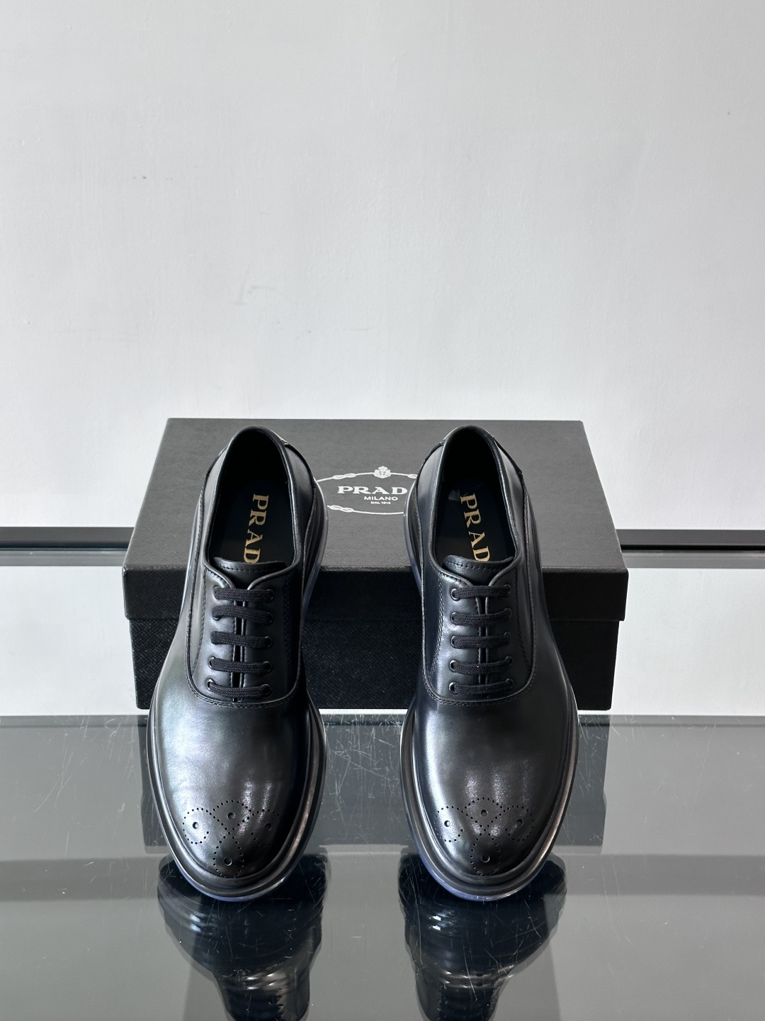 PRAD*新款气垫底皮革运动休闲鞋，经典系列重释，打造现代简约设计，诸如此款运动鞋，藉由混搭风格映现品牌