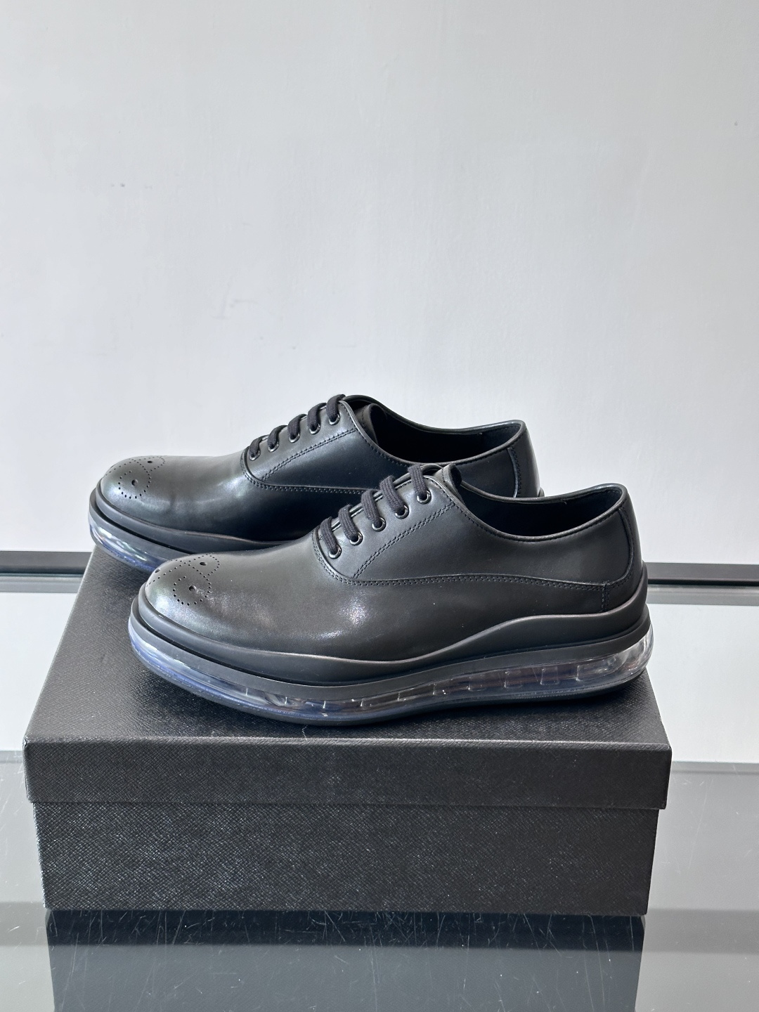 PRAD*新款气垫底皮革运动休闲鞋，经典系列重释，打造现代简约设计，诸如此款运动鞋，藉由混搭风格映现品牌