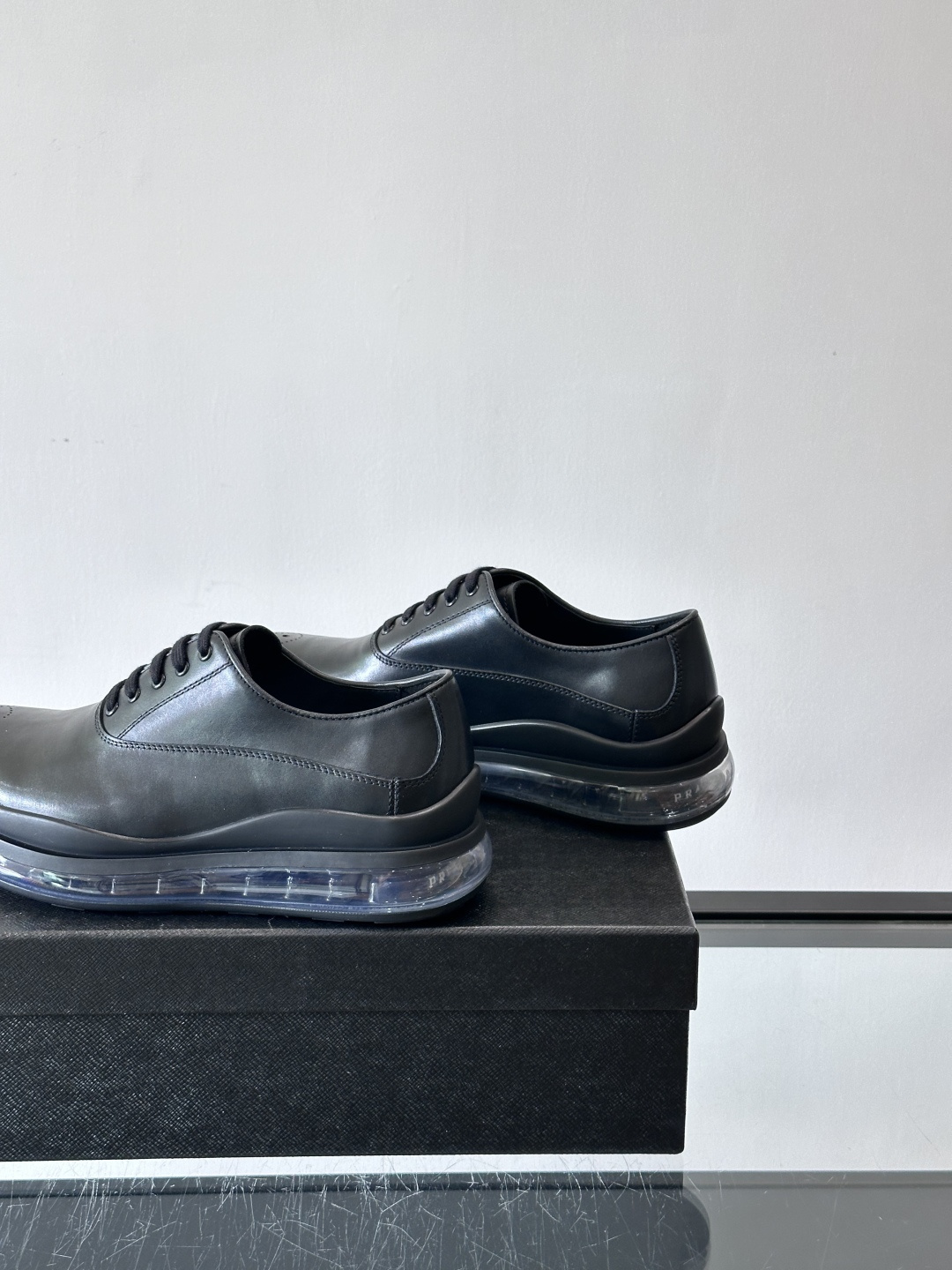 PRAD*新款气垫底皮革运动休闲鞋，经典系列重释，打造现代简约设计，诸如此款运动鞋，藉由混搭风格映现品牌