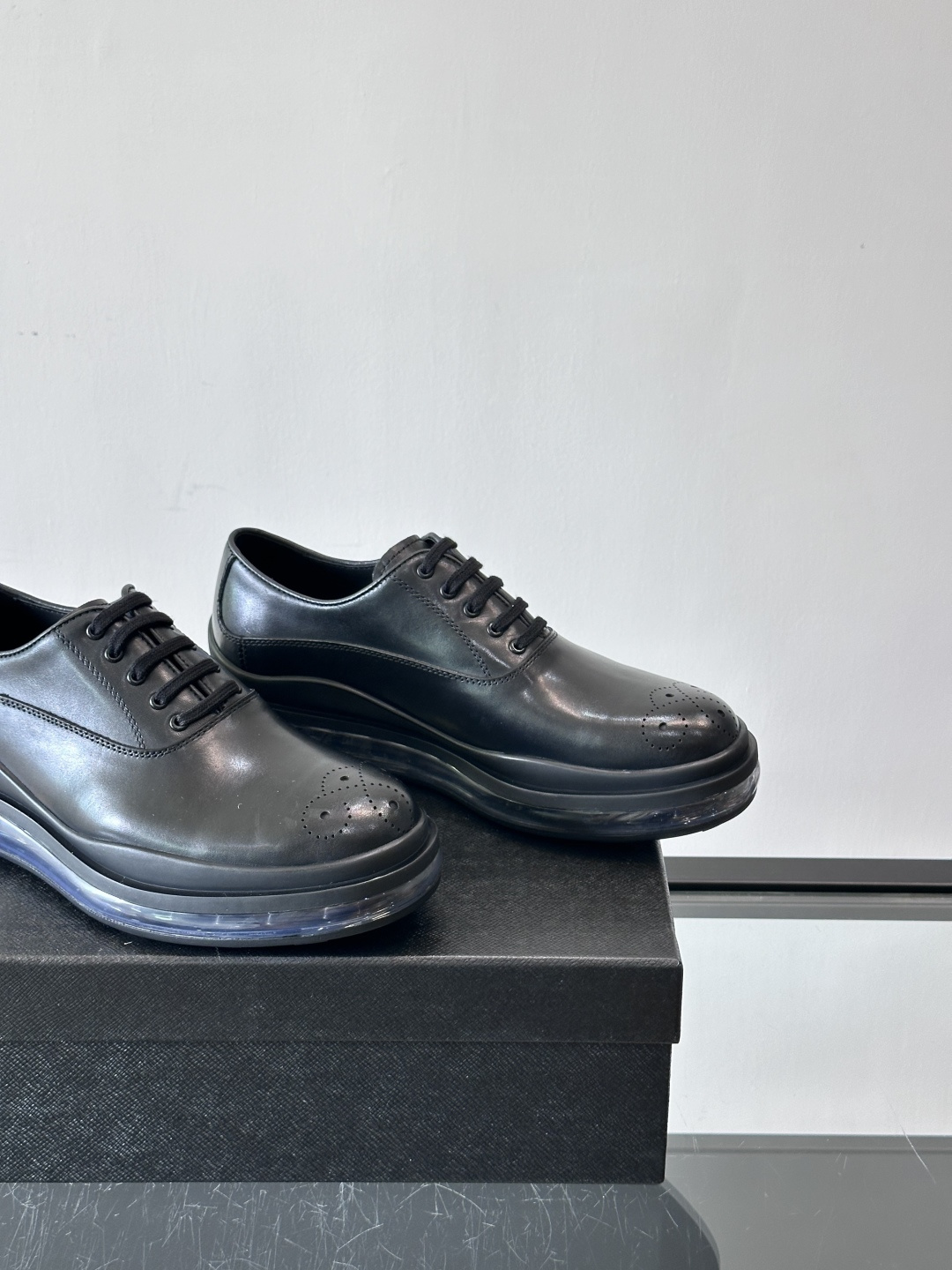 PRAD*新款气垫底皮革运动休闲鞋，经典系列重释，打造现代简约设计，诸如此款运动鞋，藉由混搭风格映现品牌