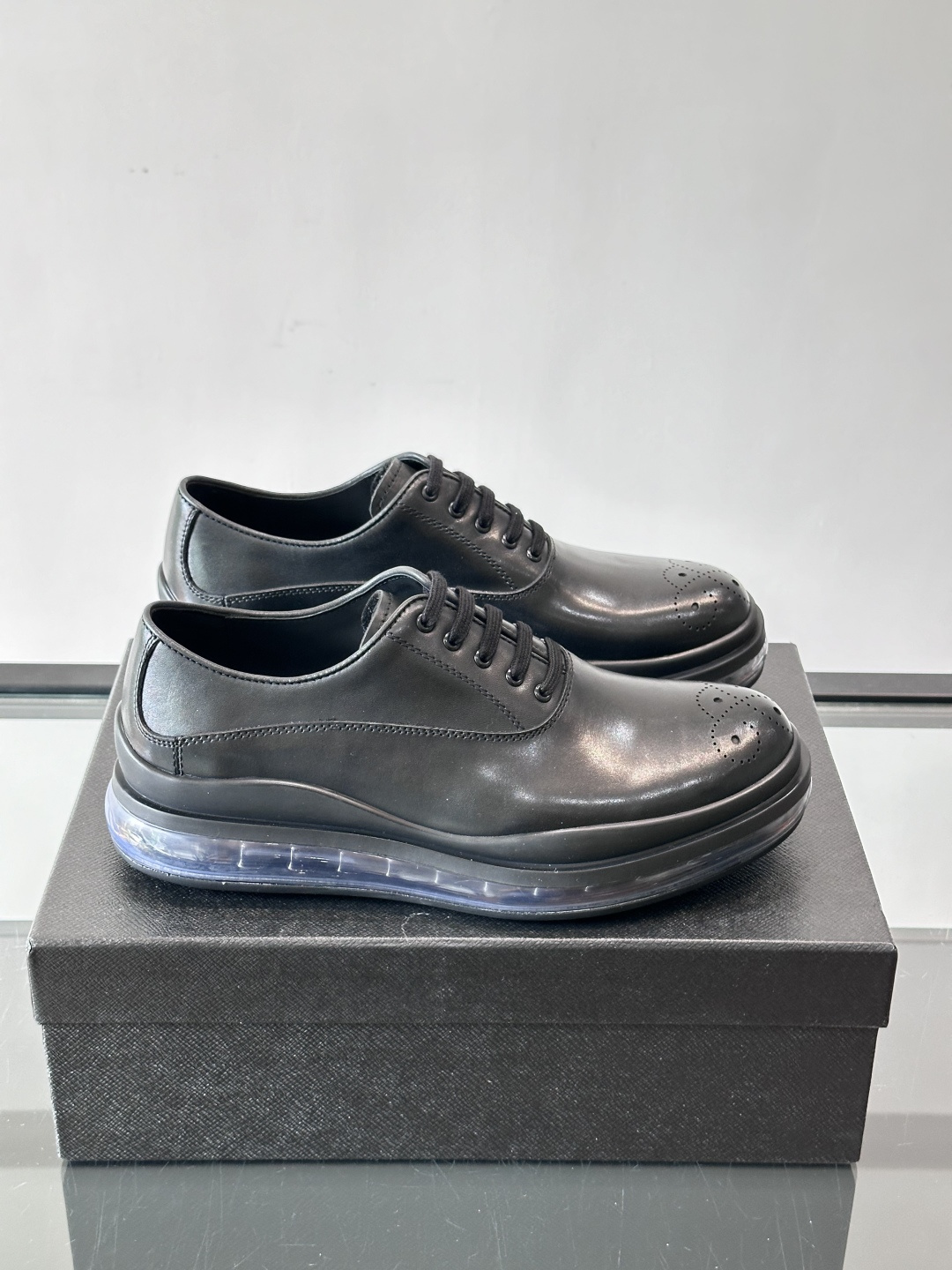 PRAD*新款气垫底皮革运动休闲鞋，经典系列重释，打造现代简约设计，诸如此款运动鞋，藉由混搭风格映现品牌