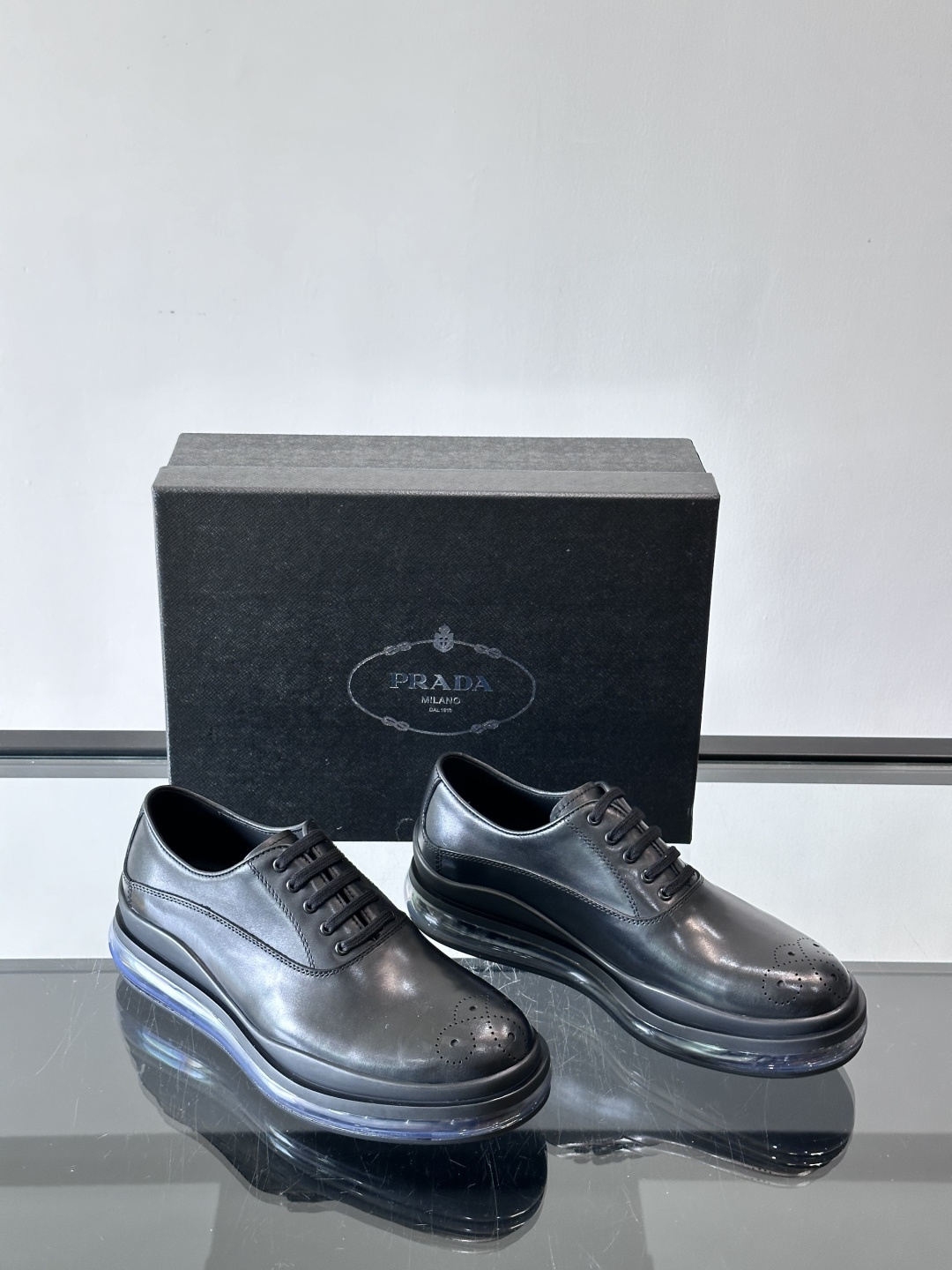 PRAD*新款气垫底皮革运动休闲鞋，经典系列重释，打造现代简约设计，诸如此款运动鞋，藉由混搭风格映现品牌