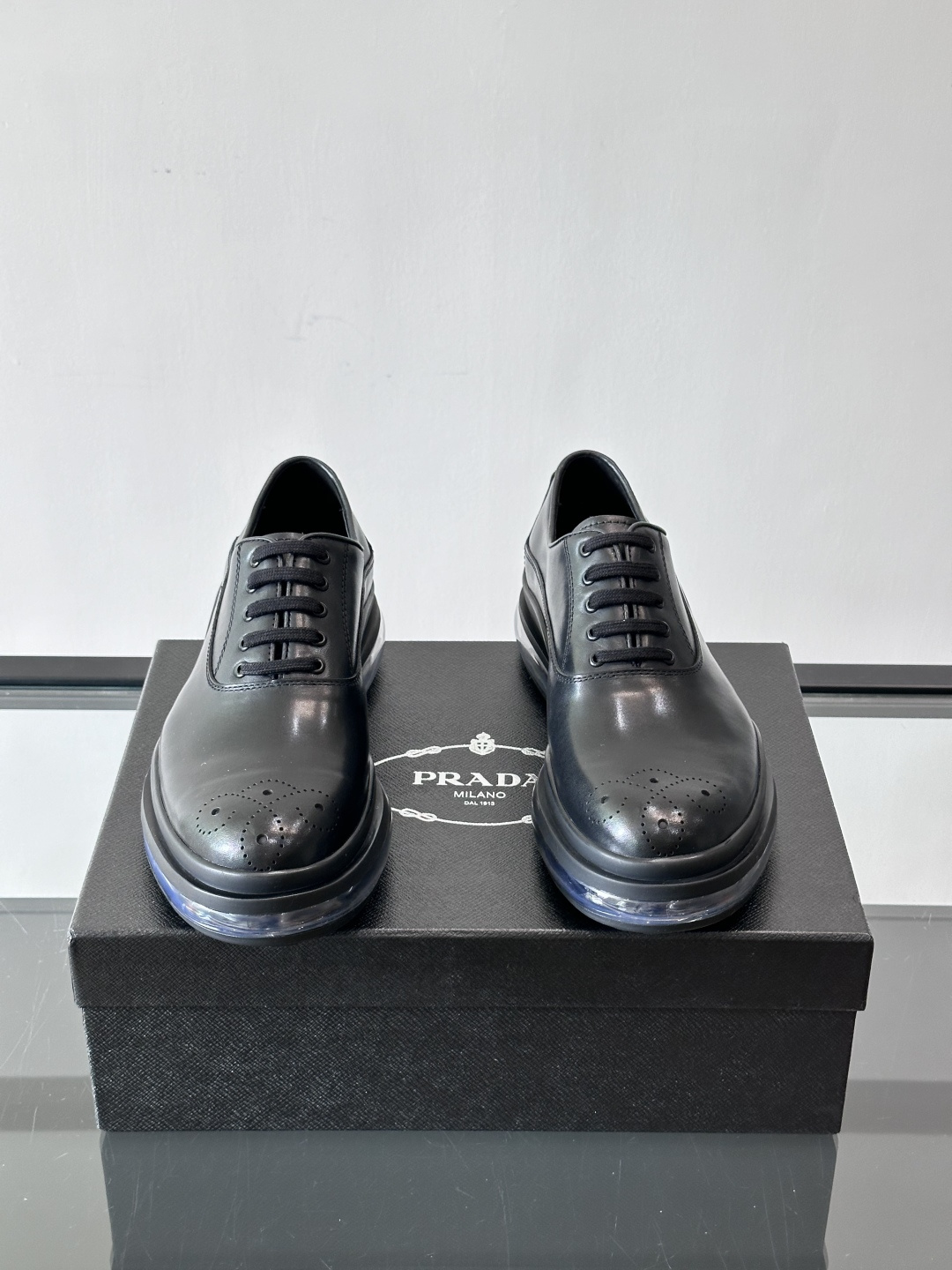 PRAD*新款气垫底皮革运动休闲鞋，经典系列重释，打造现代简约设计，诸如此款运动鞋，藉由混搭风格映现品牌