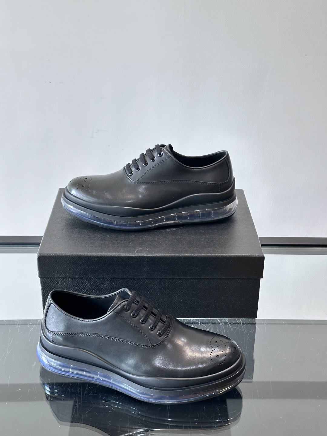 PRAD*新款气垫底皮革运动休闲鞋，经典系列重释，打造现代简约设计，诸如此款运动鞋，藉由混搭风格映现品牌