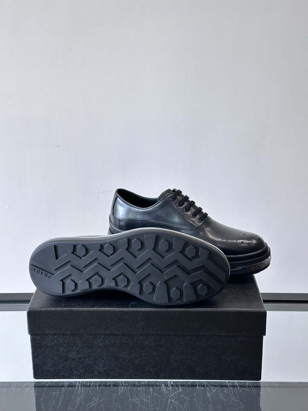 PRAD*新款气垫底皮革运动休闲鞋，经典系列重释，打造现代简约设计，诸如此款运动鞋，藉由混搭风格映现品牌