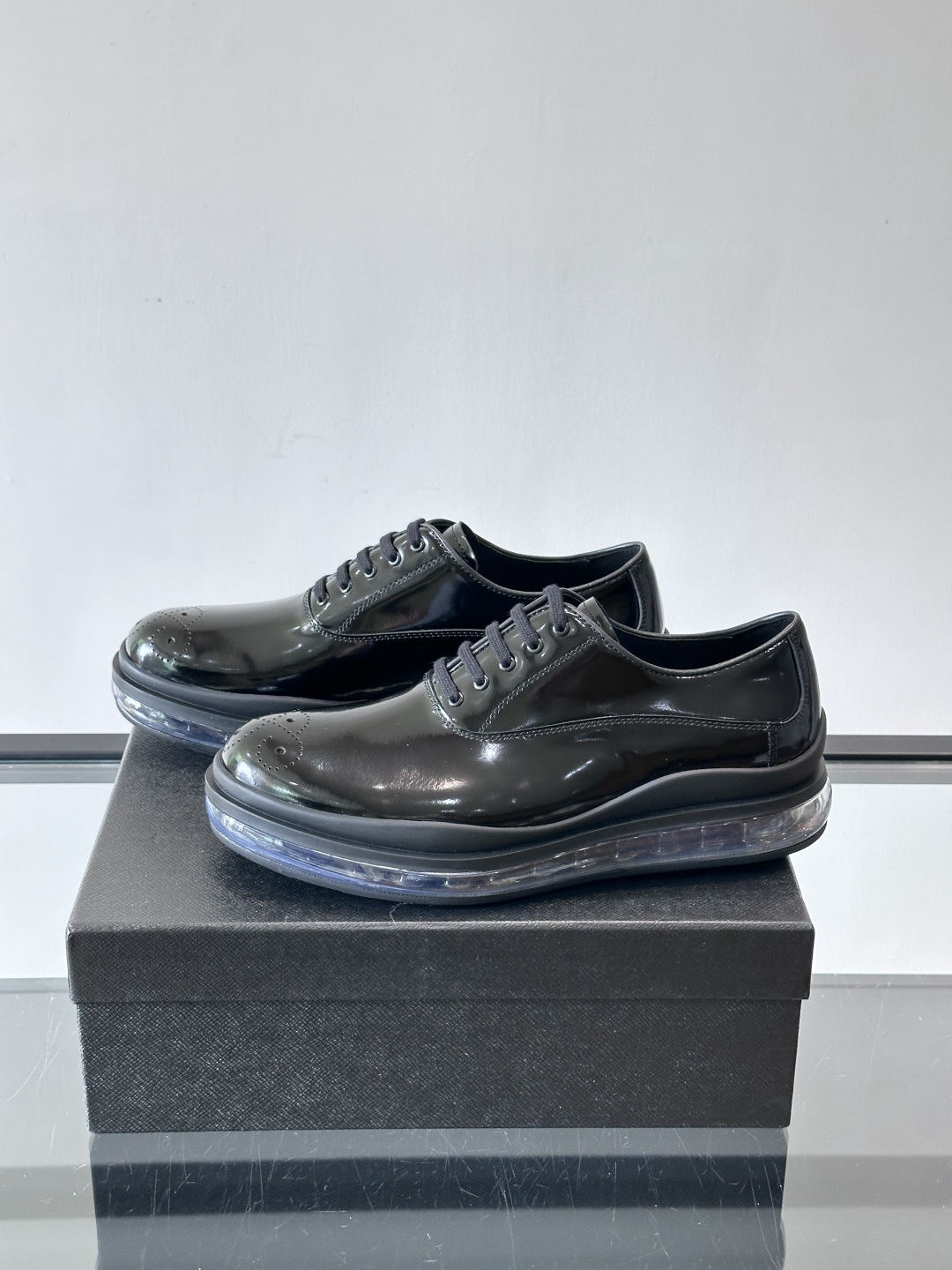 PRAD*新款气垫底皮革运动休闲鞋，经典系列重释，打造现代简约设计，诸如此款运动鞋，藉由混搭风格映现品牌