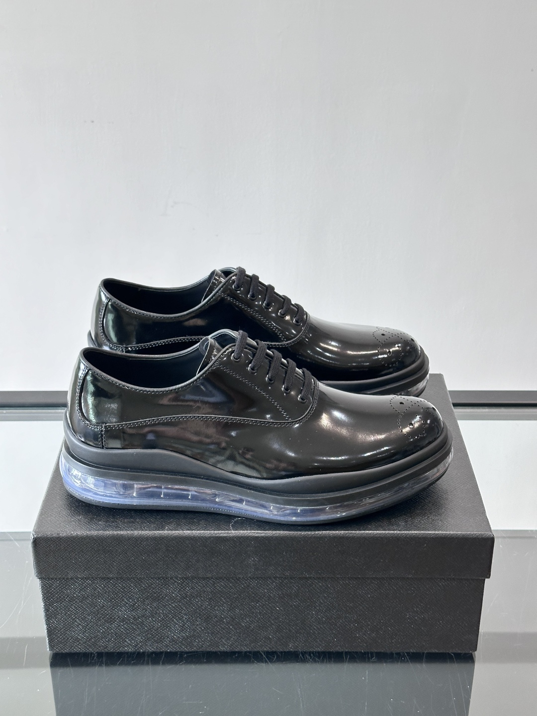 PRAD*新款气垫底皮革运动休闲鞋，经典系列重释，打造现代简约设计，诸如此款运动鞋，藉由混搭风格映现品牌