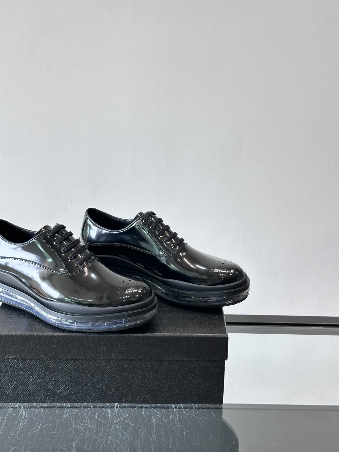 PRAD*新款气垫底皮革运动休闲鞋，经典系列重释，打造现代简约设计，诸如此款运动鞋，藉由混搭风格映现品牌