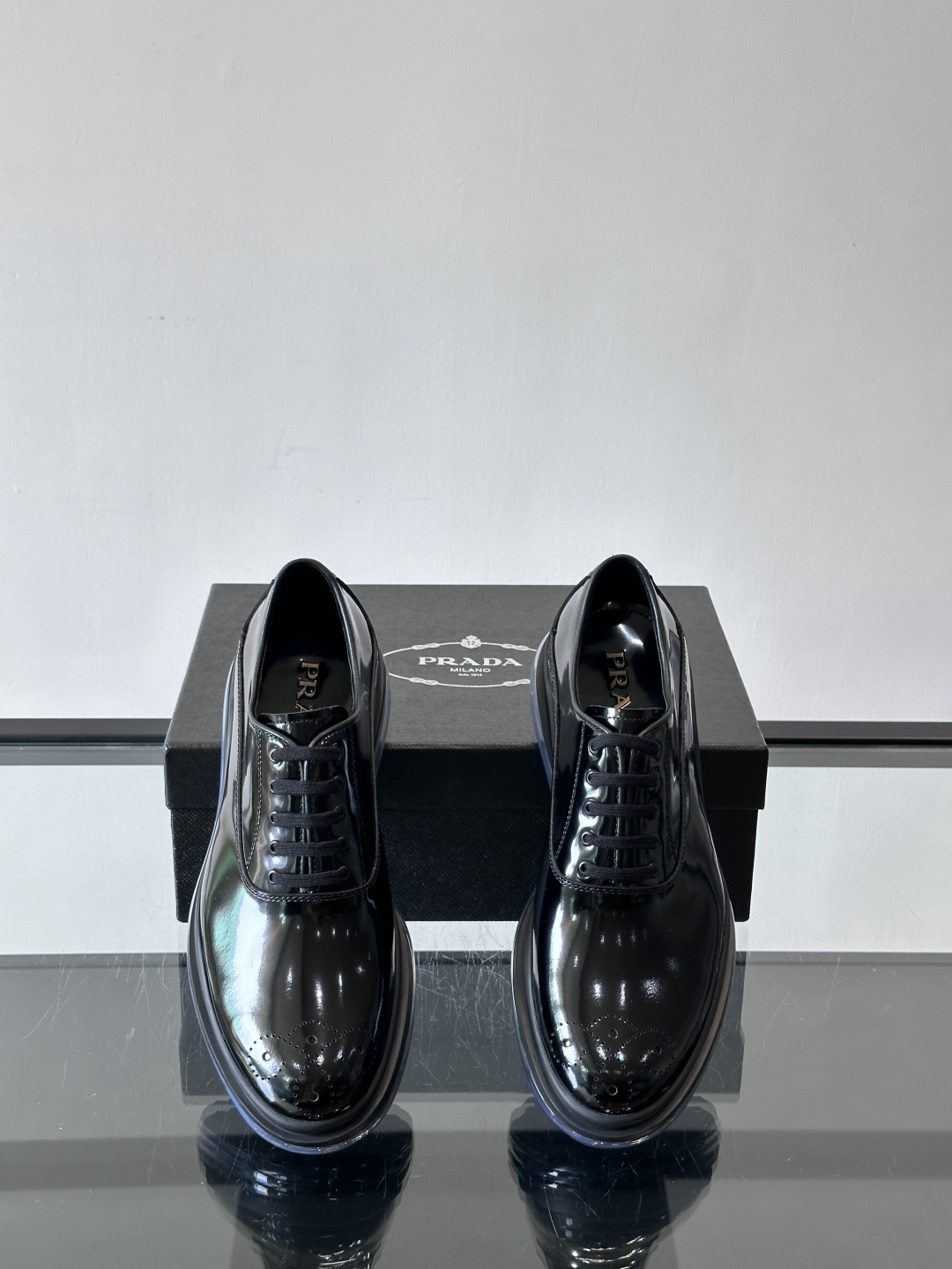 PRAD*新款气垫底皮革运动休闲鞋，经典系列重释，打造现代简约设计，诸如此款运动鞋，藉由混搭风格映现品牌