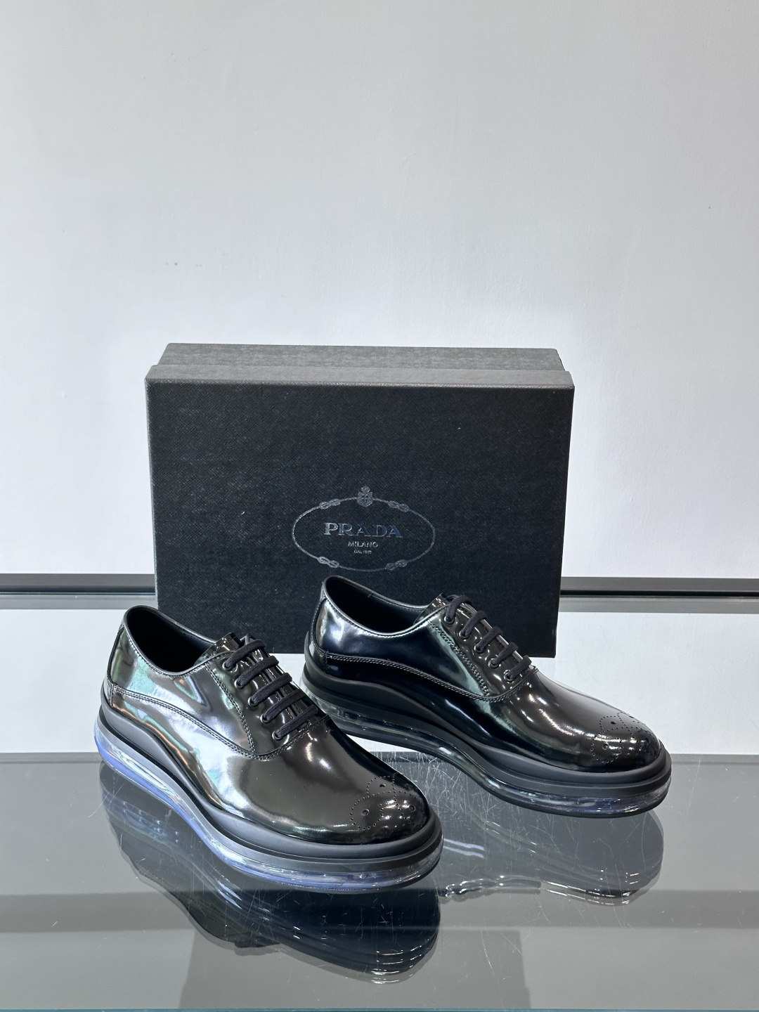 PRAD*新款气垫底皮革运动休闲鞋，经典系列重释，打造现代简约设计，诸如此款运动鞋，藉由混搭风格映现品牌