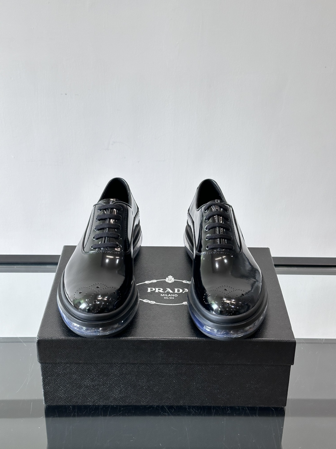 PRAD*新款气垫底皮革运动休闲鞋，经典系列重释，打造现代简约设计，诸如此款运动鞋，藉由混搭风格映现品牌