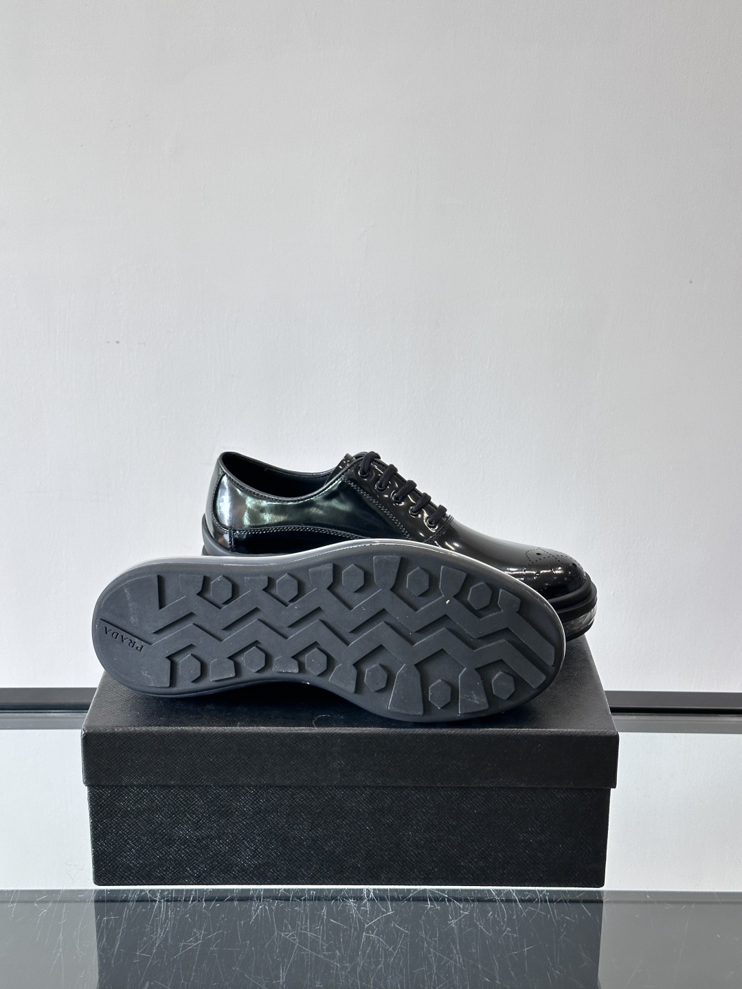 PRAD*新款气垫底皮革运动休闲鞋，经典系列重释，打造现代简约设计，诸如此款运动鞋，藉由混搭风格映现品牌