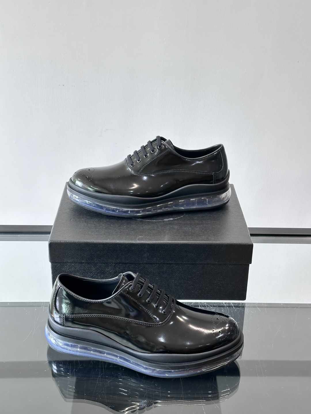 PRAD*新款气垫底皮革运动休闲鞋，经典系列重释，打造现代简约设计，诸如此款运动鞋，藉由混搭风格映现品牌