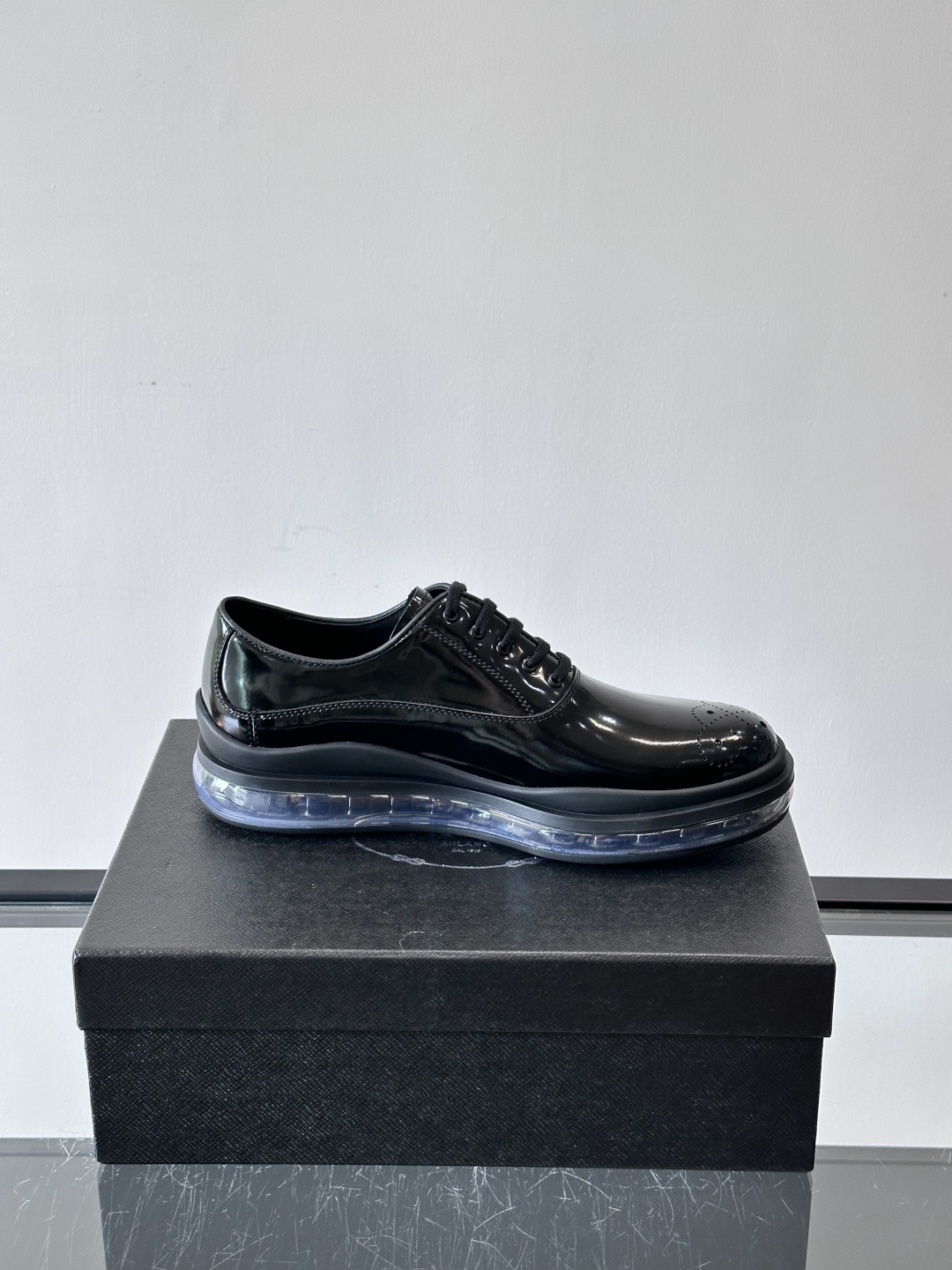 PRAD*新款气垫底皮革运动休闲鞋，经典系列重释，打造现代简约设计，诸如此款运动鞋，藉由混搭风格映现品牌