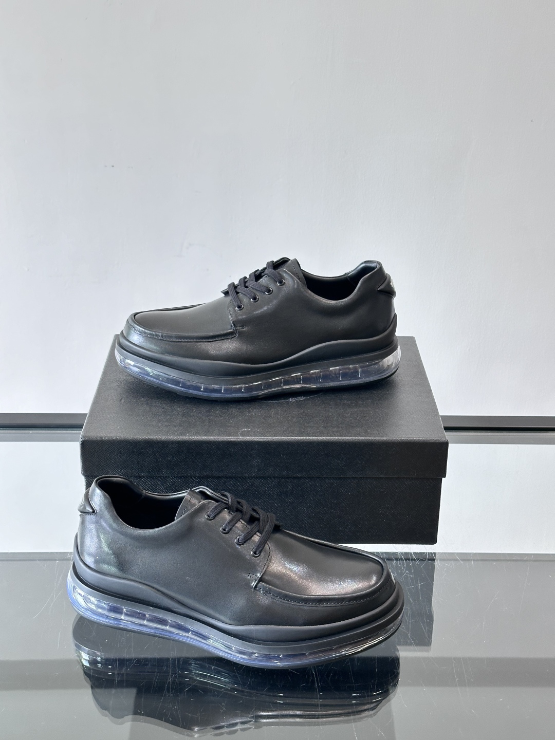 PRAD*新款气垫底皮革运动休闲鞋，经典系列重释，打造现代简约设计，诸如此款运动鞋，藉由混搭风格映现品牌