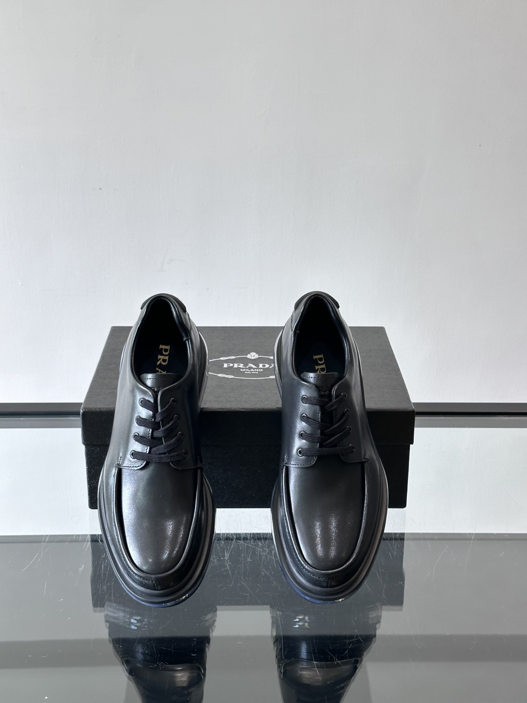 PRAD*新款气垫底皮革运动休闲鞋，经典系列重释，打造现代简约设计，诸如此款运动鞋，藉由混搭风格映现品牌