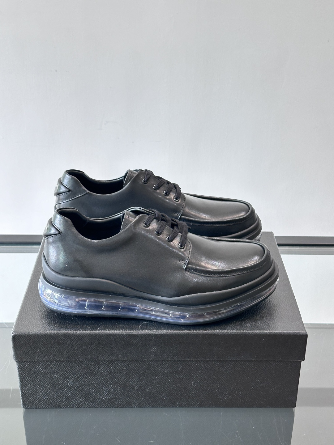 PRAD*新款气垫底皮革运动休闲鞋，经典系列重释，打造现代简约设计，诸如此款运动鞋，藉由混搭风格映现品牌