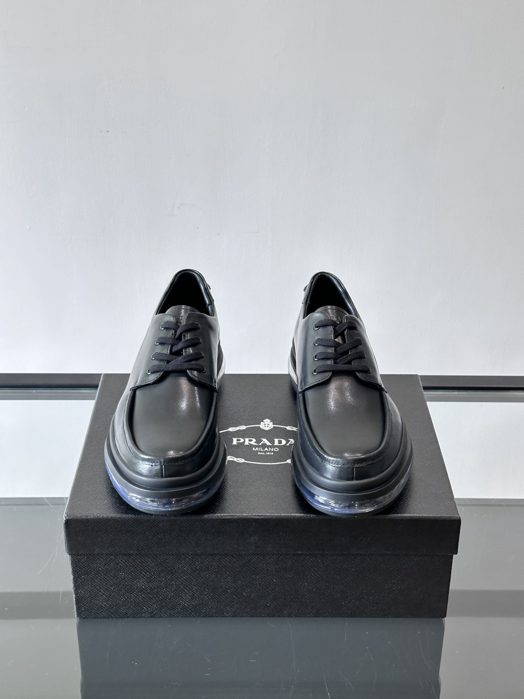 PRAD*新款气垫底皮革运动休闲鞋，经典系列重释，打造现代简约设计，诸如此款运动鞋，藉由混搭风格映现品牌