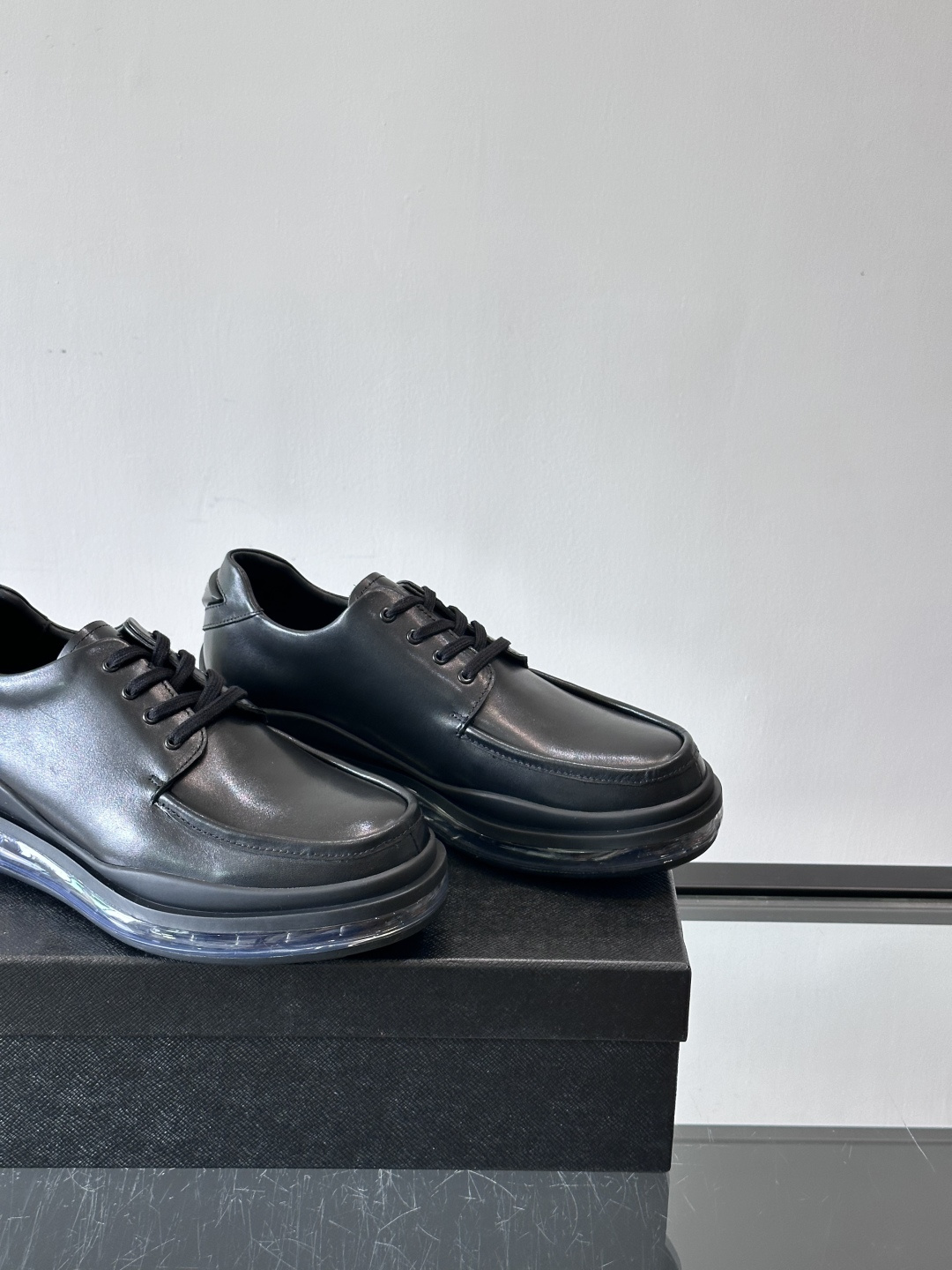 PRAD*新款气垫底皮革运动休闲鞋，经典系列重释，打造现代简约设计，诸如此款运动鞋，藉由混搭风格映现品牌