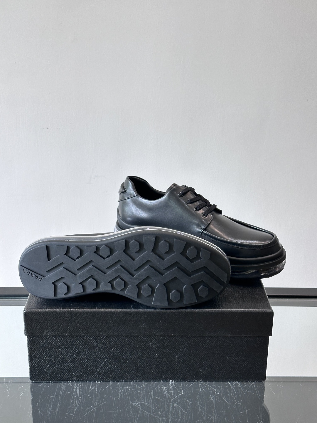 PRAD*新款气垫底皮革运动休闲鞋，经典系列重释，打造现代简约设计，诸如此款运动鞋，藉由混搭风格映现品牌