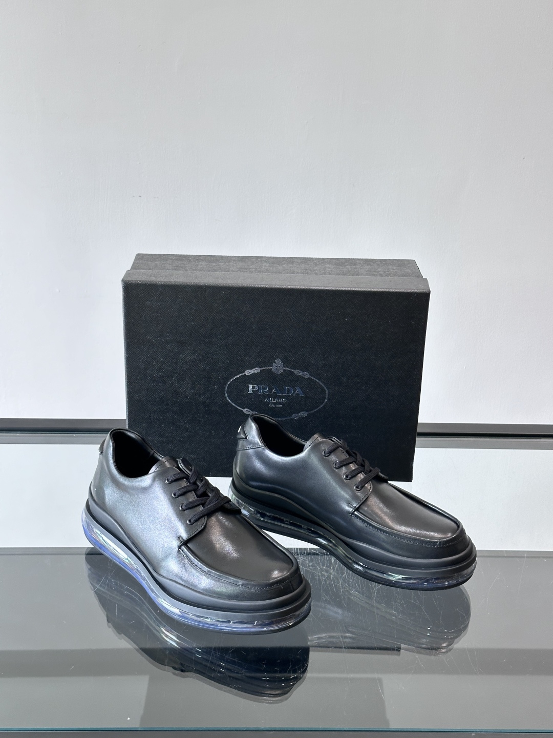 PRAD*新款气垫底皮革运动休闲鞋，经典系列重释，打造现代简约设计，诸如此款运动鞋，藉由混搭风格映现品牌