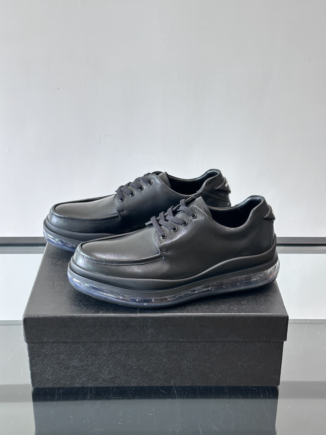 PRAD*新款气垫底皮革运动休闲鞋，经典系列重释，打造现代简约设计，诸如此款运动鞋，藉由混搭风格映现品牌