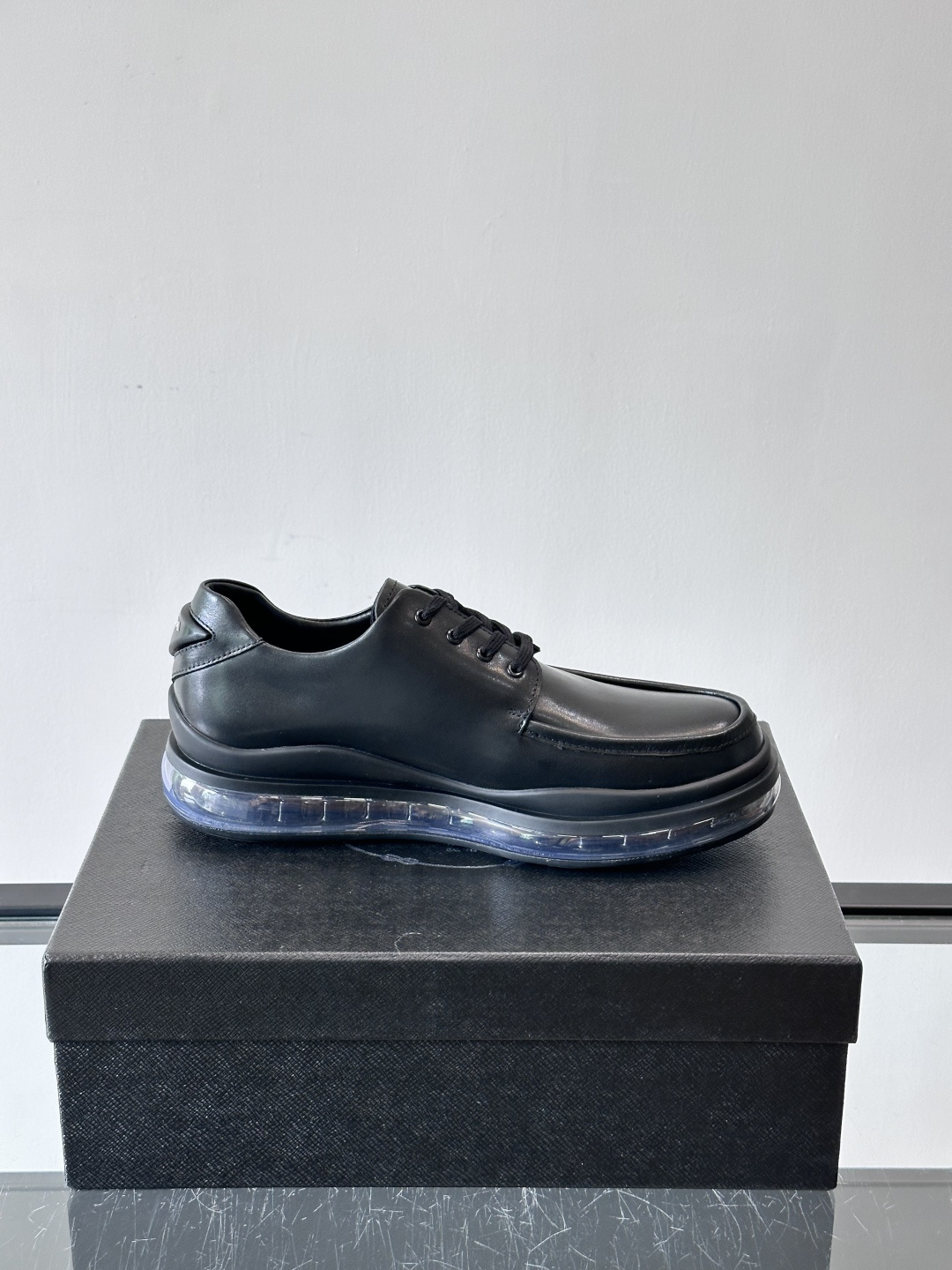 PRAD*新款气垫底皮革运动休闲鞋，经典系列重释，打造现代简约设计，诸如此款运动鞋，藉由混搭风格映现品牌