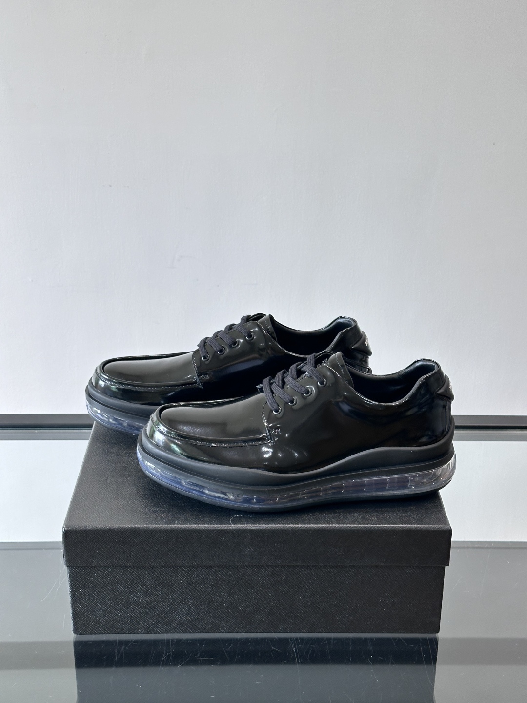 PRAD*新款气垫底皮革运动休闲鞋，经典系列重释，打造现代简约设计，诸如此款运动鞋，藉由混搭风格映现品牌