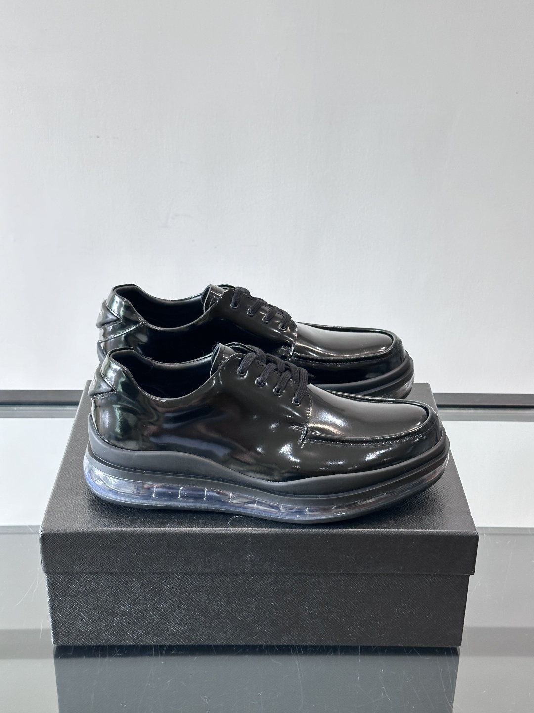 NO:552774,PRAD*'s new air-cushioned leather sports and casual shoes are a reinterpretation of the classic series to create a modern and simple design. This sports shoe reflects the duality of the brand through mixed styles. It uses calfskin uppers and a super-flexible air-cushion rubber outsole. The air-cushion heel is decorated with an exclusive logo, which interprets the Prad* letter brand logo from multiple angles. The cotton-lined cowhide foot pads make the upper foot light, comfortable and durable!  Size 38-44 (45 customized), Prada leather shoes, prada, prada, sneakers, cowhide19860909PRAD*新款气垫底皮革运动休闲鞋,经典系列重释,打造现代简约设计,诸如此款运动鞋,藉由混搭风格映现品牌的二元特性.采用小牛皮鞋面,搭配超柔韧性气垫橡胶组合大底,气垫后跟饰有专属logo,多角度诠释Prad*字母品牌徽标,棉内里牛皮垫脚,上脚轻便舒适耐看！ Size 38-44（45定制）,普拉达 皮鞋,prada,prada,sneakers,cowhide,Men's shoes