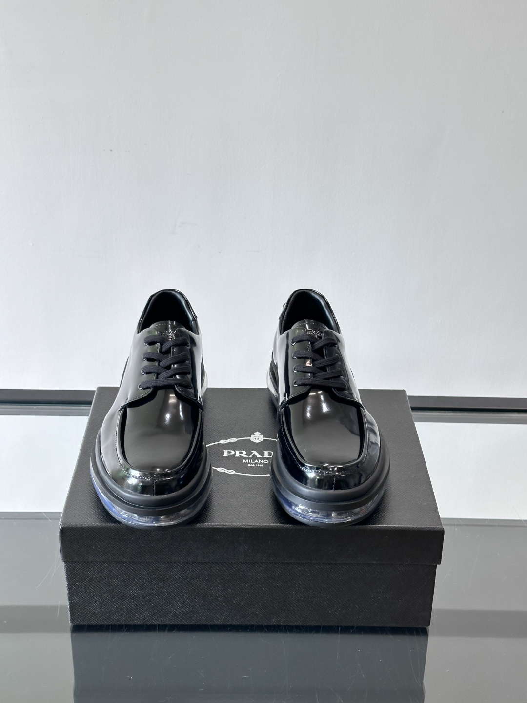 PRAD*新款气垫底皮革运动休闲鞋，经典系列重释，打造现代简约设计，诸如此款运动鞋，藉由混搭风格映现品牌