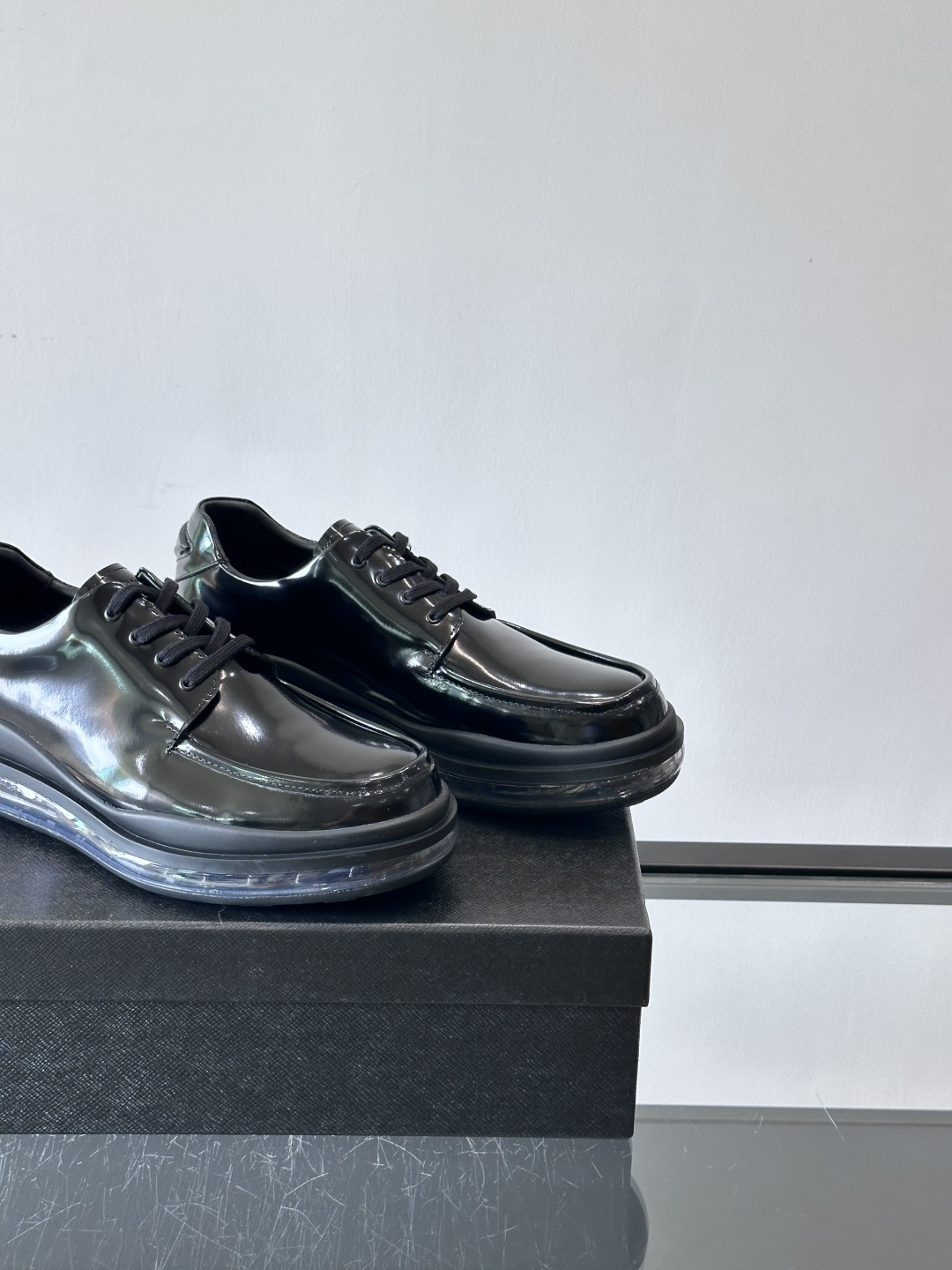 PRAD*新款气垫底皮革运动休闲鞋，经典系列重释，打造现代简约设计，诸如此款运动鞋，藉由混搭风格映现品牌