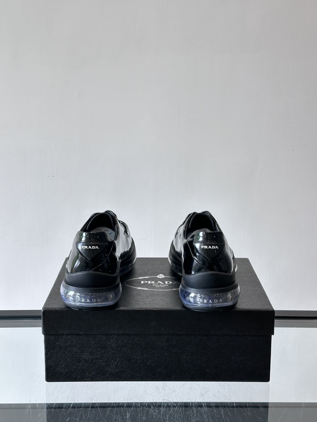 PRAD*新款气垫底皮革运动休闲鞋，经典系列重释，打造现代简约设计，诸如此款运动鞋，藉由混搭风格映现品牌