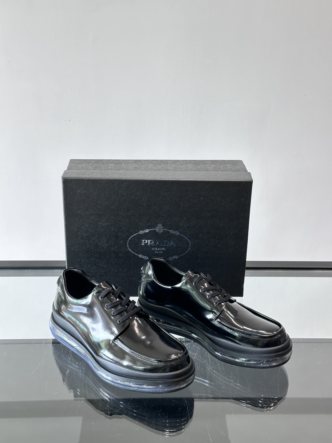 PRAD*新款气垫底皮革运动休闲鞋，经典系列重释，打造现代简约设计，诸如此款运动鞋，藉由混搭风格映现品牌