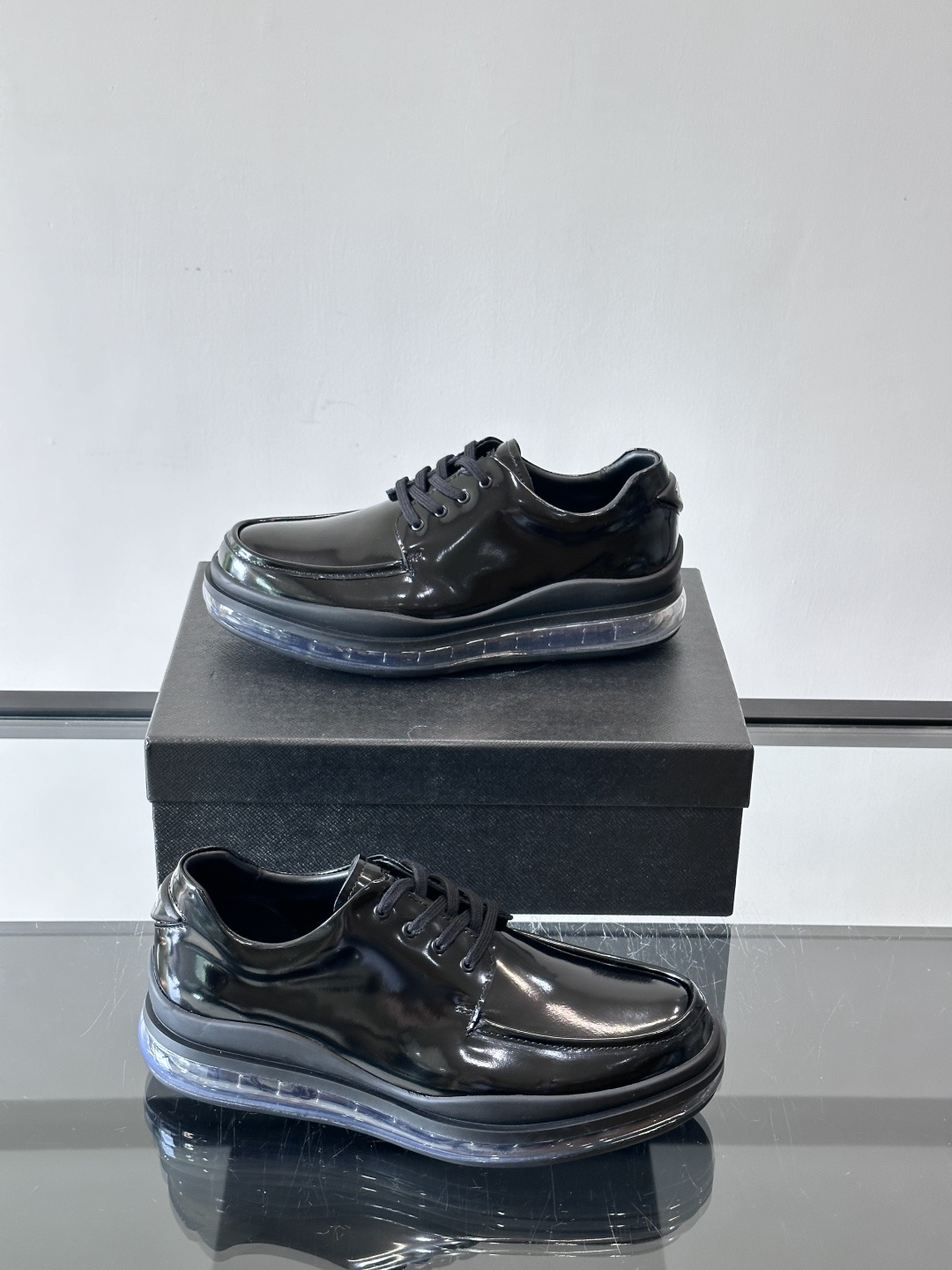 PRAD*新款气垫底皮革运动休闲鞋，经典系列重释，打造现代简约设计，诸如此款运动鞋，藉由混搭风格映现品牌