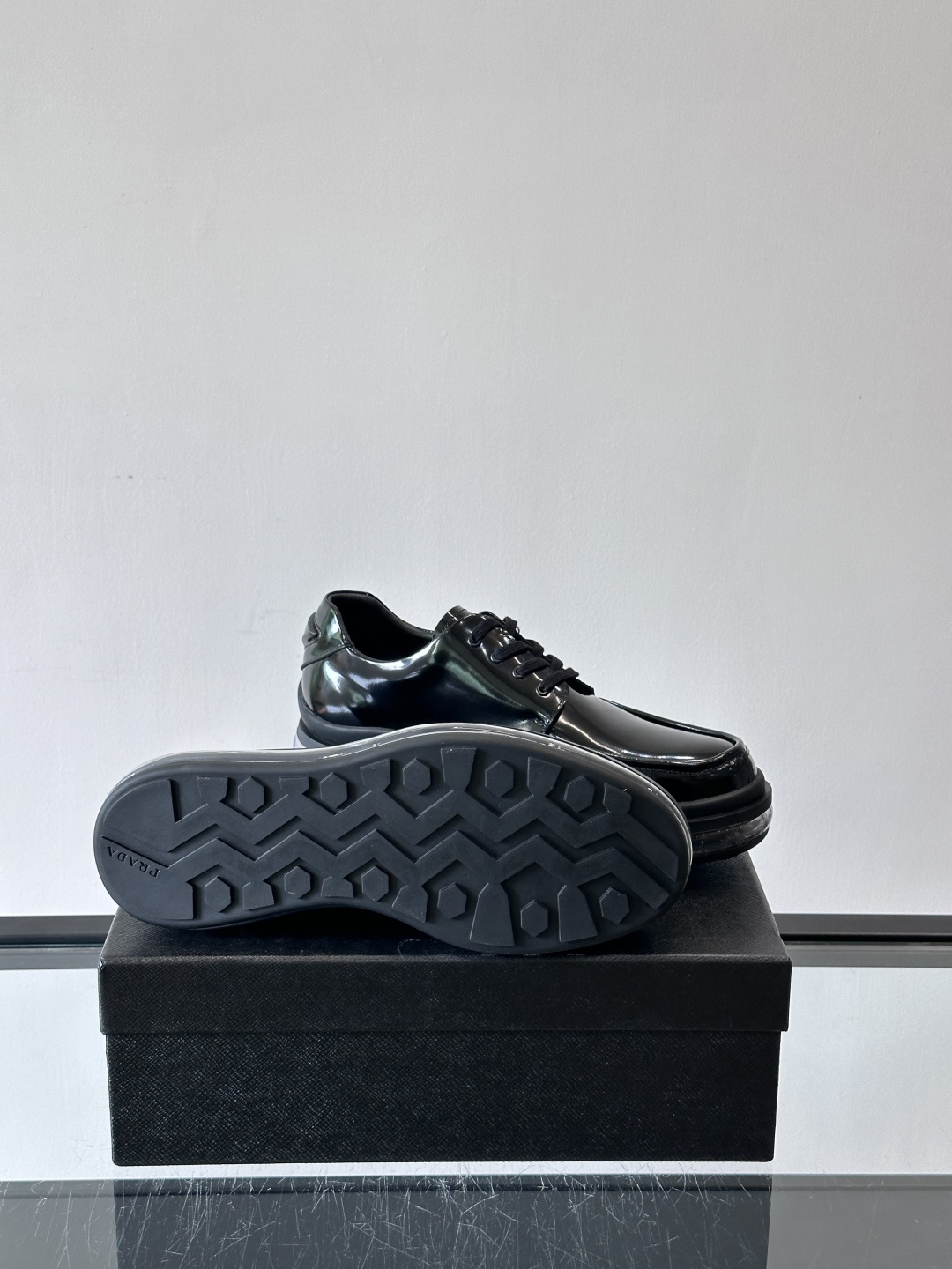 PRAD*新款气垫底皮革运动休闲鞋，经典系列重释，打造现代简约设计，诸如此款运动鞋，藉由混搭风格映现品牌