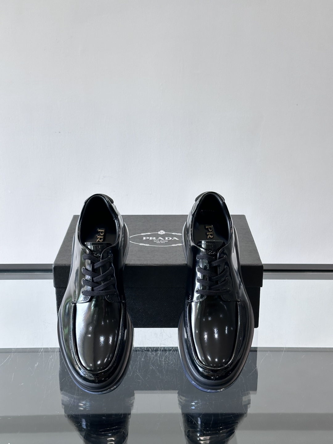 PRAD*新款气垫底皮革运动休闲鞋，经典系列重释，打造现代简约设计，诸如此款运动鞋，藉由混搭风格映现品牌