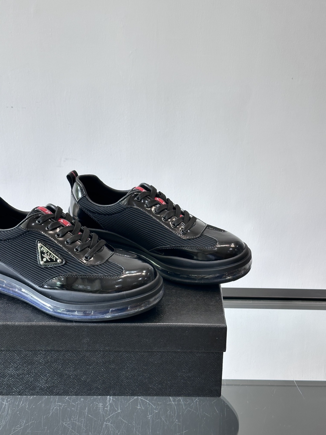 PRAD*新款气垫底皮革拼接透气科技布运动休闲鞋，经典系列重释，打造现代简约设计，诸如此款运动鞋，藉由混