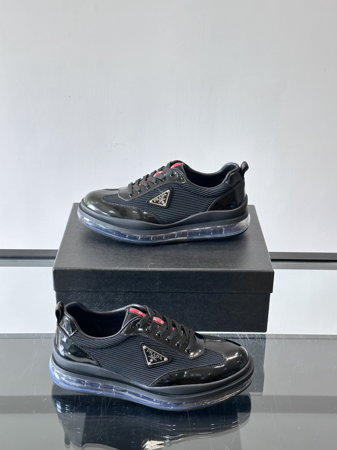 PRAD*新款气垫底皮革拼接透气科技布运动休闲鞋，经典系列重释，打造现代简约设计，诸如此款运动鞋，藉由混