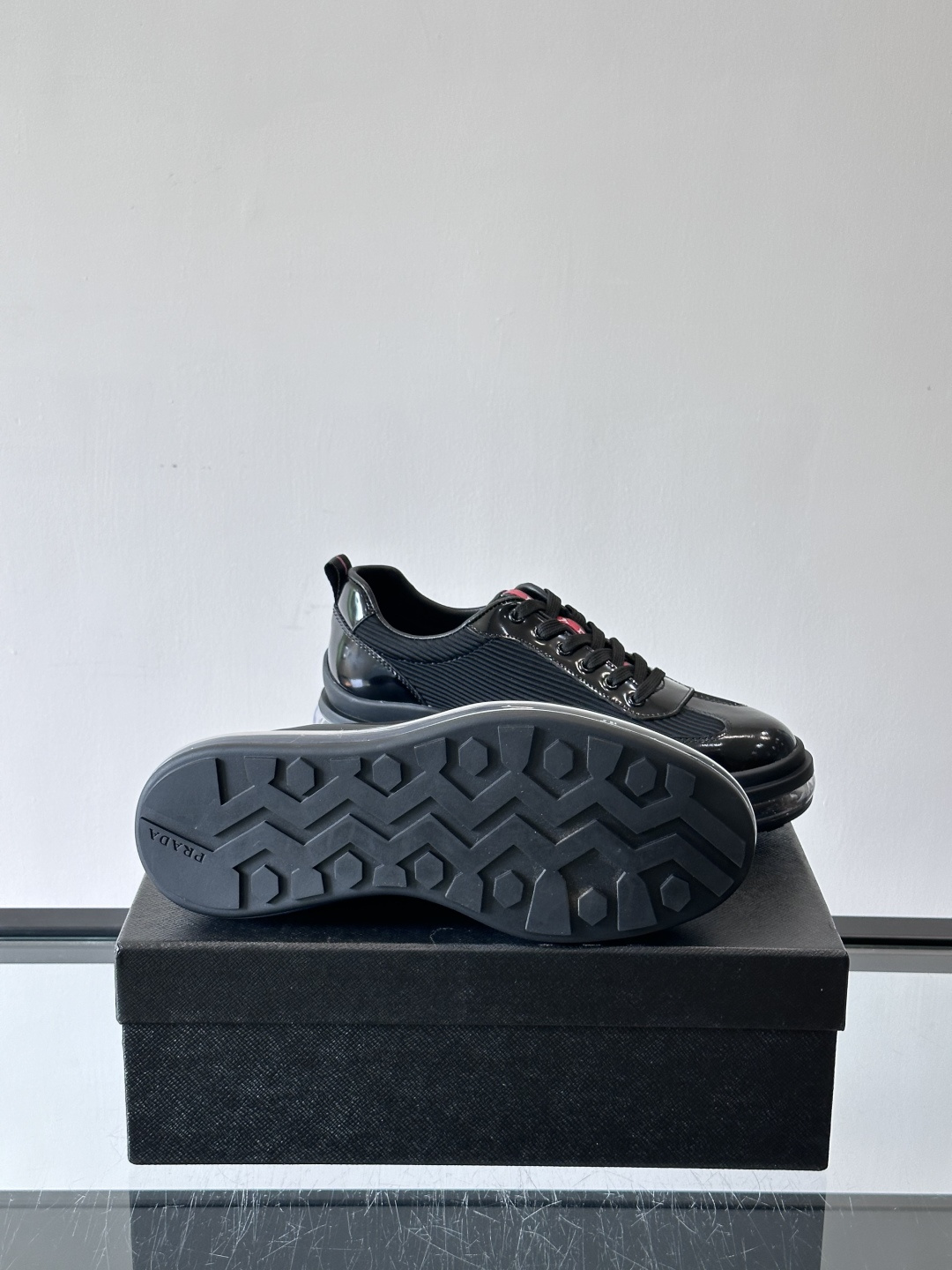 PRAD*新款气垫底皮革拼接透气科技布运动休闲鞋，经典系列重释，打造现代简约设计，诸如此款运动鞋，藉由混