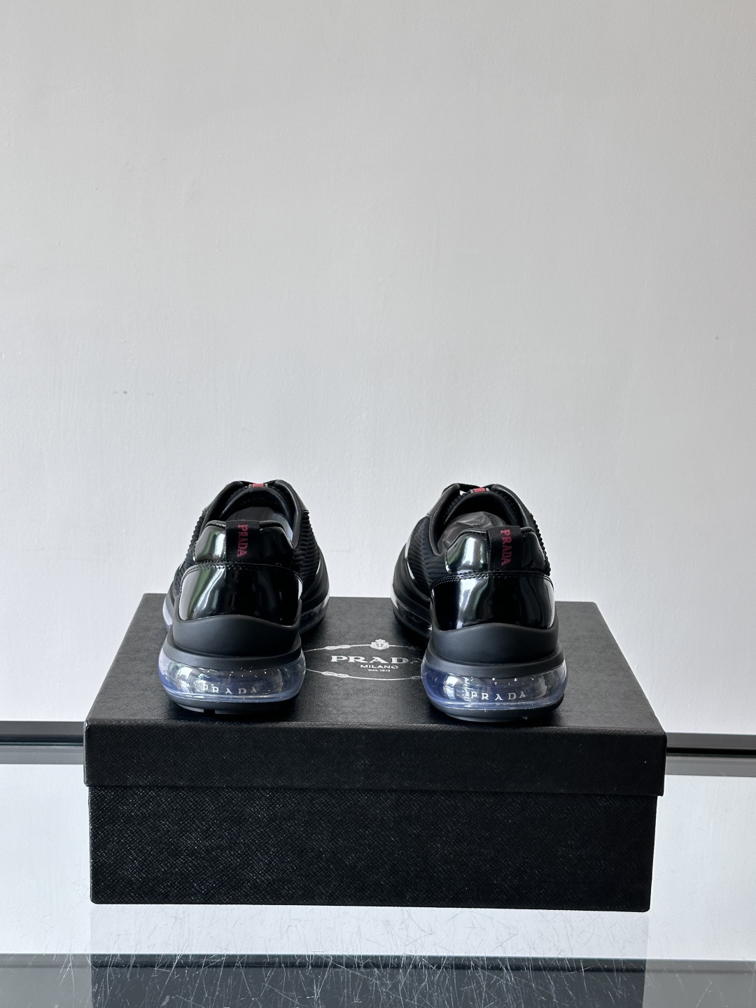 PRAD*新款气垫底皮革拼接透气科技布运动休闲鞋，经典系列重释，打造现代简约设计，诸如此款运动鞋，藉由混