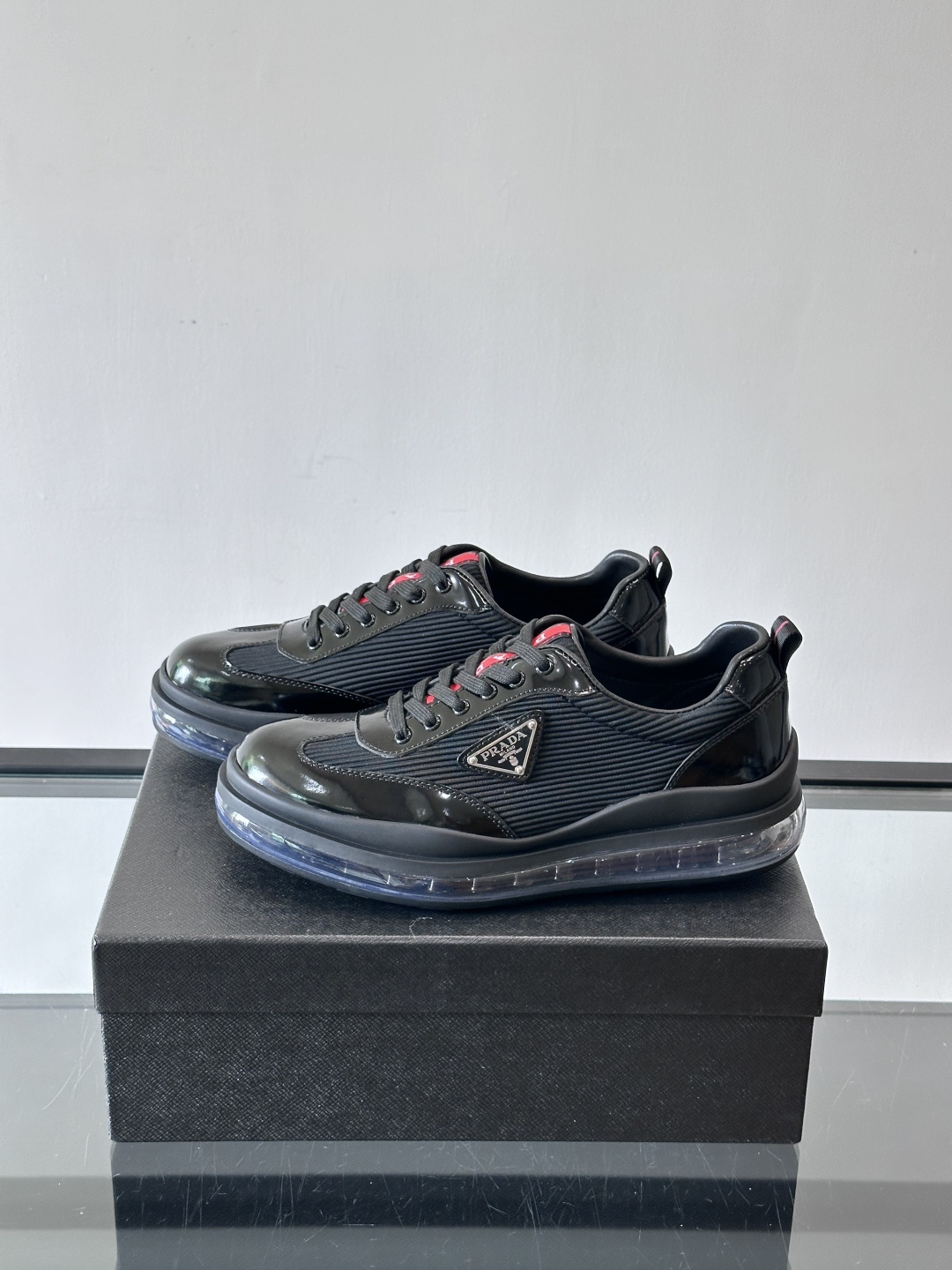 PRAD*新款气垫底皮革拼接透气科技布运动休闲鞋，经典系列重释，打造现代简约设计，诸如此款运动鞋，藉由混