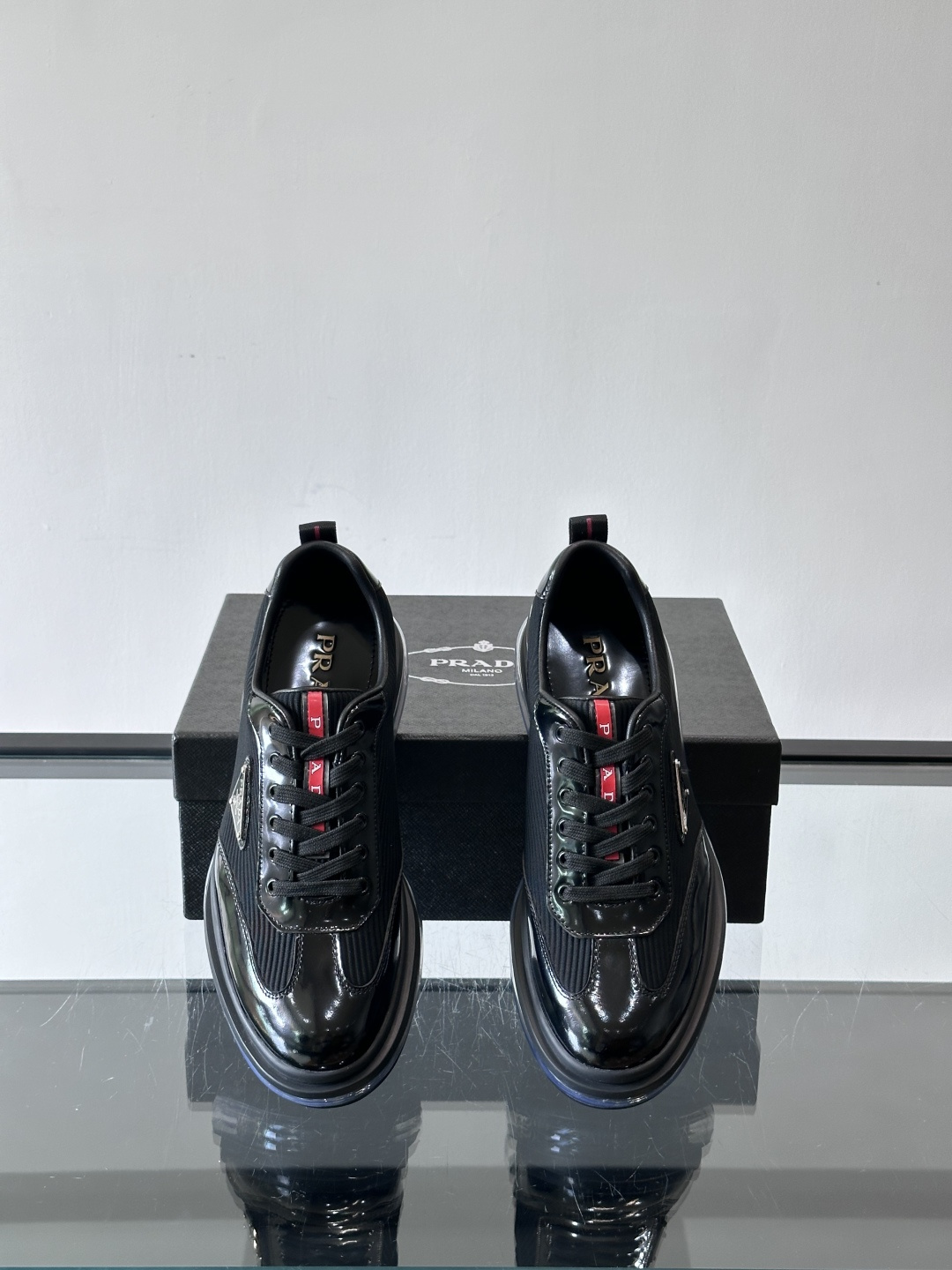 PRAD*新款气垫底皮革拼接透气科技布运动休闲鞋，经典系列重释，打造现代简约设计，诸如此款运动鞋，藉由混