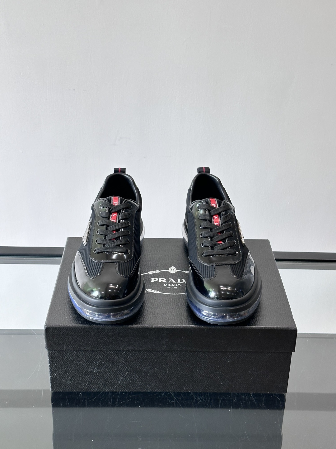 PRAD*新款气垫底皮革拼接透气科技布运动休闲鞋，经典系列重释，打造现代简约设计，诸如此款运动鞋，藉由混