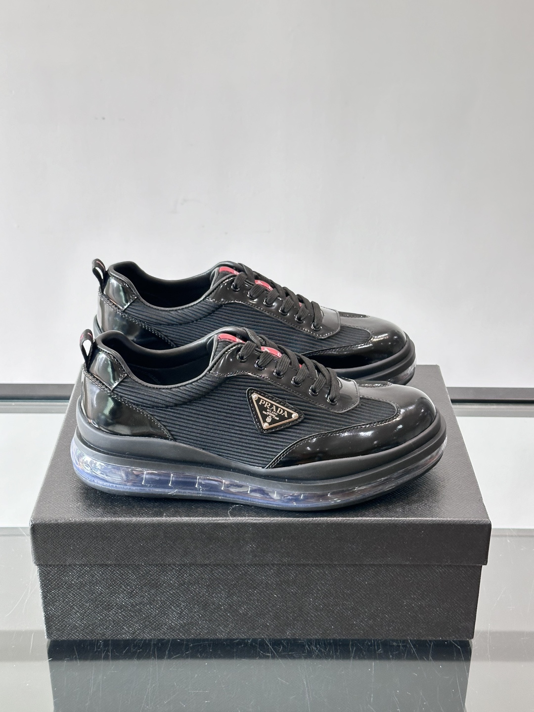 PRAD*新款气垫底皮革拼接透气科技布运动休闲鞋，经典系列重释，打造现代简约设计，诸如此款运动鞋，藉由混