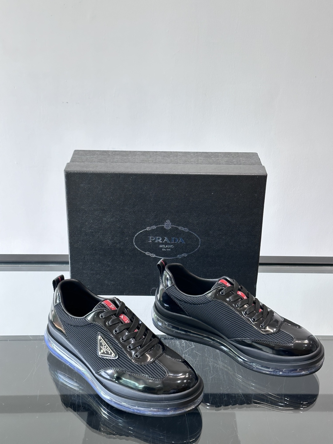 PRAD*新款气垫底皮革拼接透气科技布运动休闲鞋，经典系列重释，打造现代简约设计，诸如此款运动鞋，藉由混