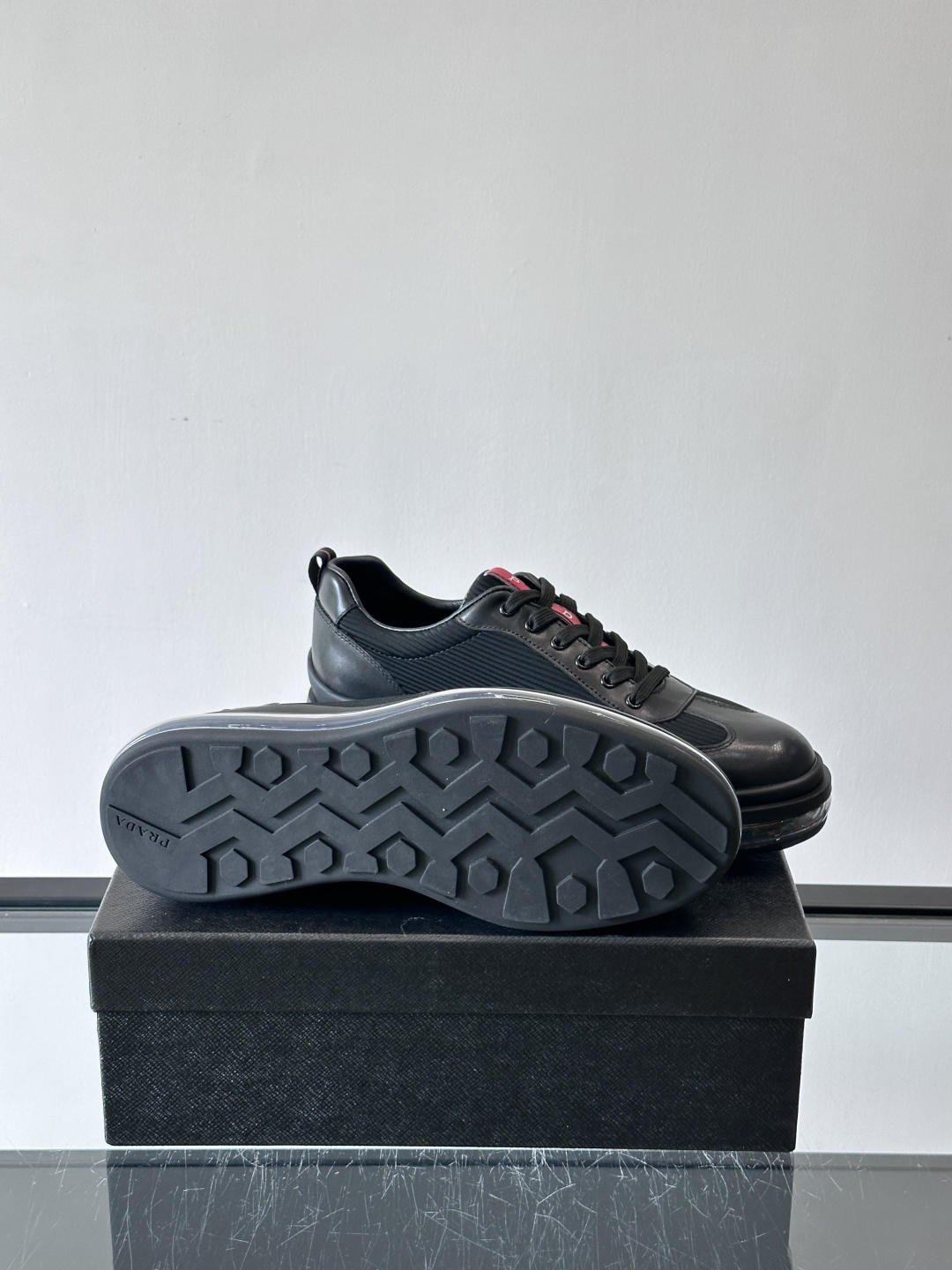 PRAD*新款气垫底皮革拼接透气科技布运动休闲鞋，经典系列重释，打造现代简约设计，诸如此款运动鞋，藉由混